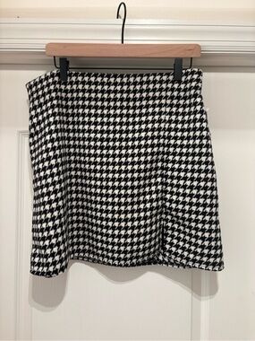 Women’s Old Navy high waisted mini skirt in black &white houndstooth size LP NWT